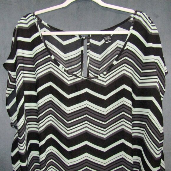 Torrid Top Size 2X Mint Green Black Zig Zag Print Semi Sheer Blouse Button Back - Picture 2 of 9